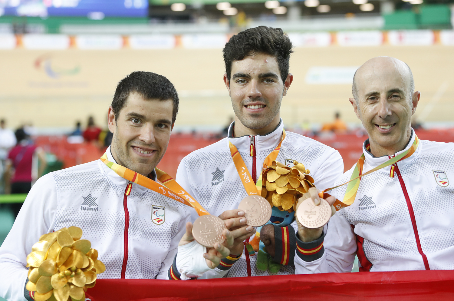 Granados, Santas y Cabello consiguen la medalla de bronce en la prueba de ciclismo por equipos.