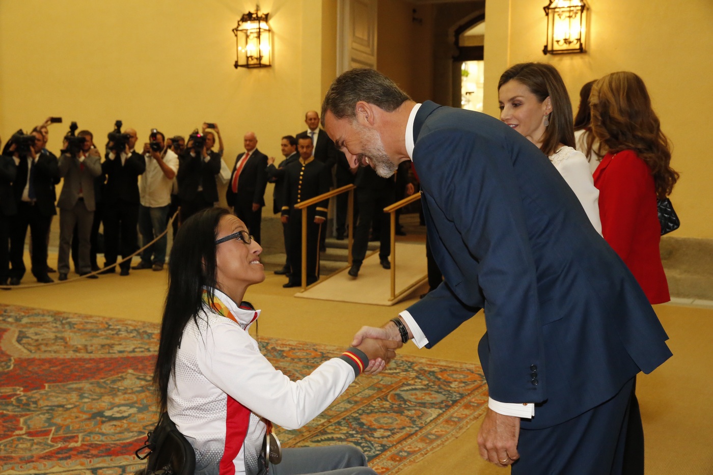 El Rey Felipe VI felicita a la deportista paralímpica Teresa Perales