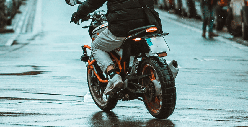 conducir moto con lluvia
